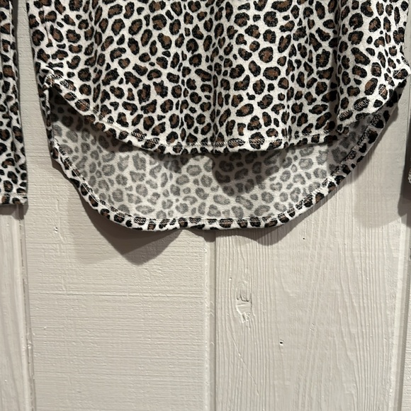 Old Navy Leopard Print Long Sleeve Top - Picture 2 of 6